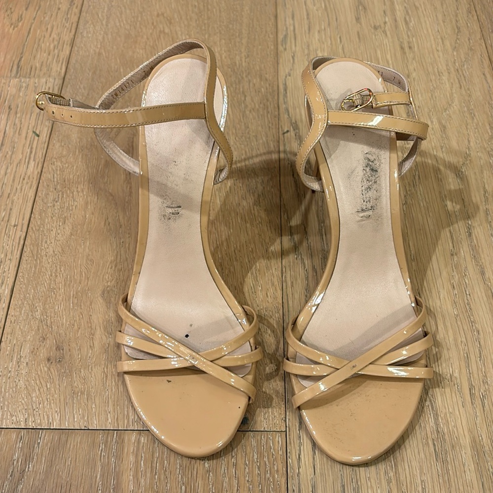 Stuart Whitman beige patent Starla sandals